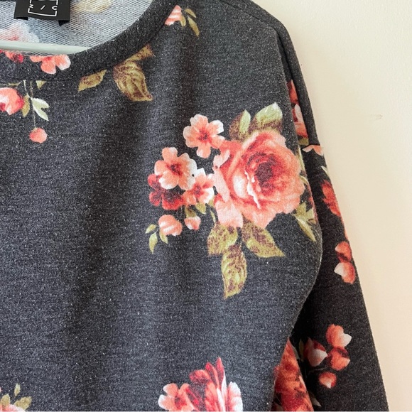 🌼 5/$25 Kids Dark Floral Crop Sweatshirt Cozy Rose Print Pullover Small/Medium - Picture 4 of 9